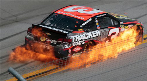 지난해 5월 미국 앨라배마주 탈라데가에서 열린 자동차 경주대회 탈라데가 500 나스카 스프린트컵 시리즈에서 오스틴 딜런이 운전하던 차량이 불길에 휩싸이고 있다.
