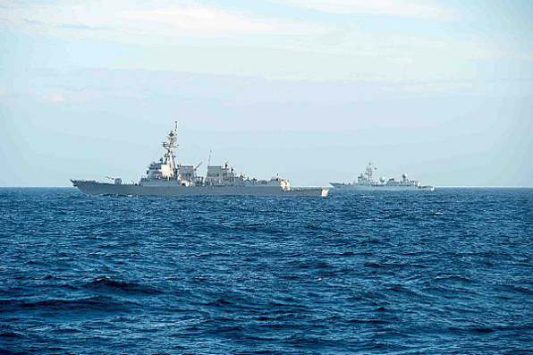 미국 구축함 훈련 중 근접한 중국 인민해방군 배