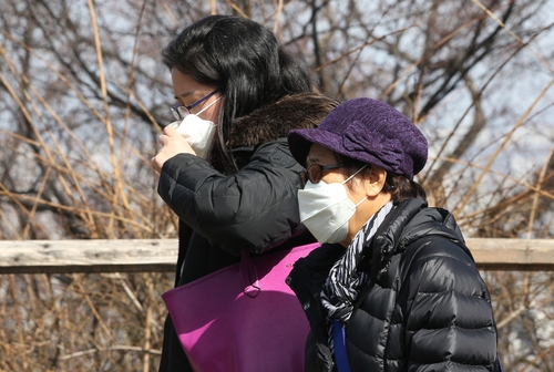 서울 남산을 찾은 시민들이 마스크를 쓴 채 걸어가고 있다