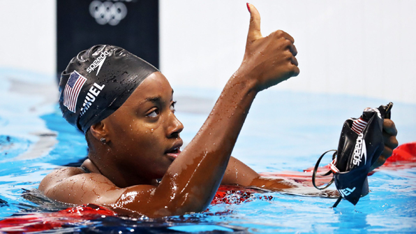 미국 흑인 여성 수영 선수로는 처음으로 올림픽 금메달을 획득한 시몬 마누엘(사진 AP)