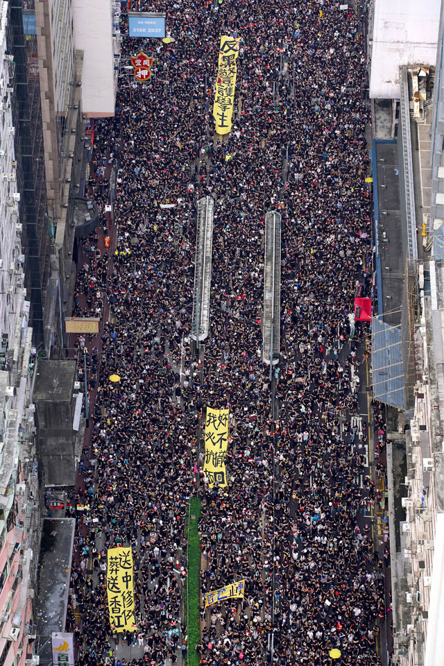 검은 옷을 입은 홍콩 시민들이 지난 16일 '송환법' 완전 철폐를 요구하며 거리를 행진하고 있다.
