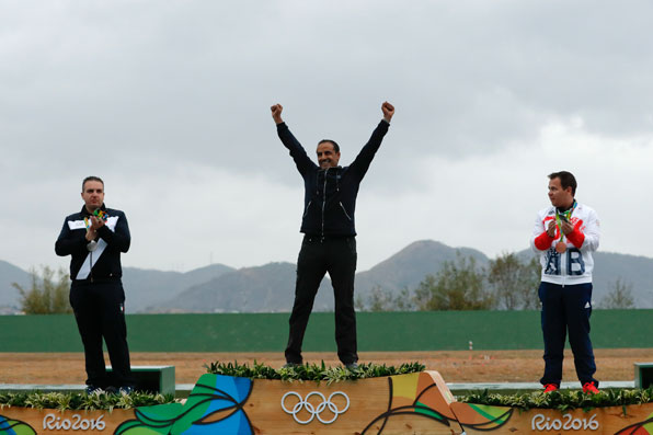 독립선수 자격으로 리우 올림픽에 출전한 페하이드 알다하니가 11일(현지시각) 남자 더블트랙에서 금메달을 딴 뒤 시상대에 올라 환호하고 있다.