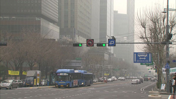 미세먼지 저감조치로 차량 통행량이 감소하면서 서울 광화문 사거리 일대 교통량은 평소보다 한산한 모습을 보였다.