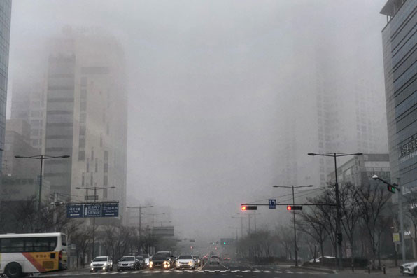 광주 서구 상무지구 도심에 미세먼지와 짙은 안개가 끼어 있다.