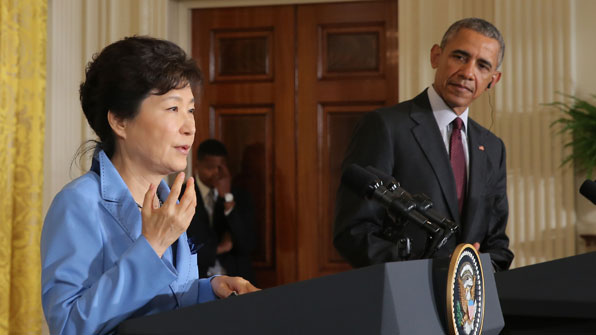 박근혜 대통령이 지난해 10월 미국 워싱턴 백악관 이스트룸에서 오바마 미국 대통령과 가진 공동기자회견에서 취재진의 질문에 답하고 있다.