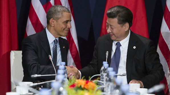 지난해 11월 프랑스 파리에서 열린 제21차 유엔기후변화협약 당사국총회(COP21) 개막식에 참석한, 버락 오바마(왼쪽) 미국 대통령과 시진핑 중국 국가주석이 함께 앉아 악수를 나누고 있다.
