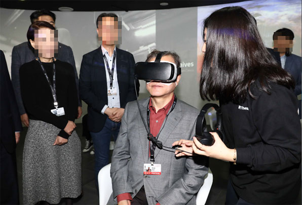 부산국제영화제를 찾은 문재인 대통령이 15일 부산 해운대구 영화의전당에서 가상현실(VR) 시네마를 관람하기 위해 가상현실 기기를 착용하고 있다.