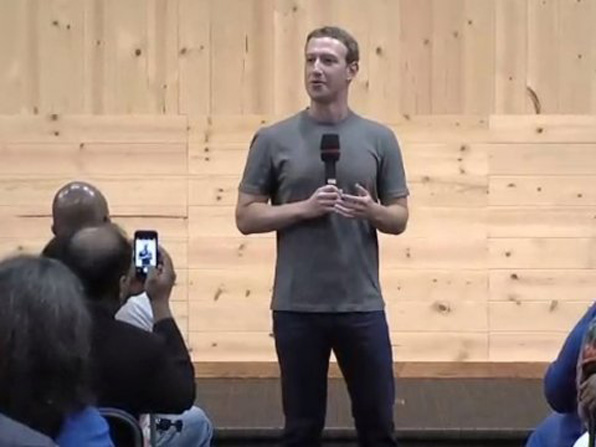 실리콘밸리에서 페이스북을 창업한 마크 저커버그는 회색 티셔츠만 50벌을 옷장에 장만해두고 매일 입는 것으로 유명하다. 그래야만 자신의 에너지를 다른 결정에 집중시킬 수 있다면서….