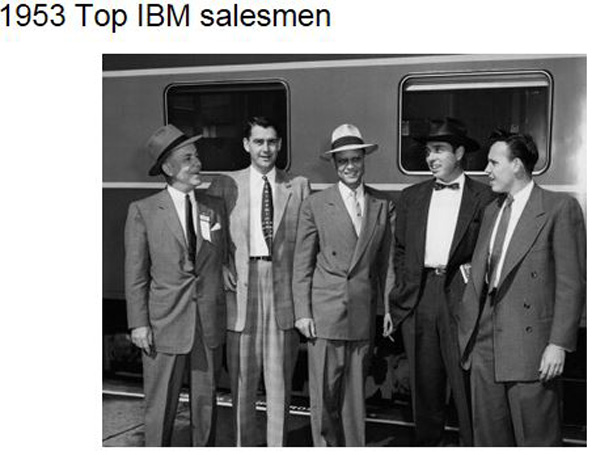 1953년에 IBM의 최우수 영업사원들이 100 퍼센트 클럽 모임에 참석하고 있다. (출처 : IBM 아카이브)