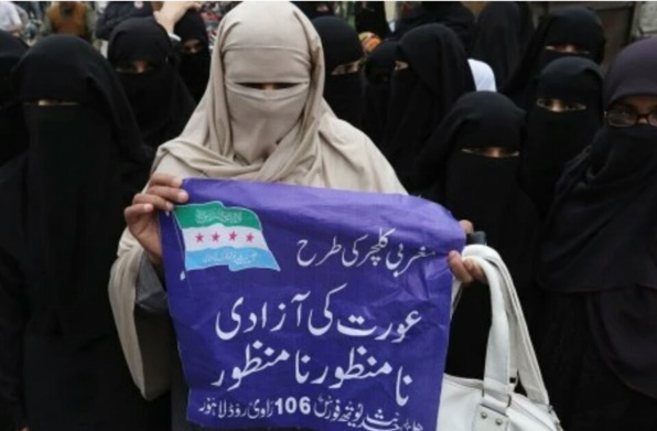 3월 17일 파키스탄 라호레에서 한 시위자가 파키스탄 펀자브 지역 의회의 여성 보호법 제정과 관련해 “여성을 해방시키지 말라”고 적힌 플래카드를 들고 서 있다. (사진=EPA) 