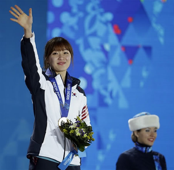 2014 소치동계올림픽 쇼트트랙 여자 1,000m에서 우승을 차지한 박승희가 금메달을 목에 걸고 있다.[사진출처:연합뉴스]