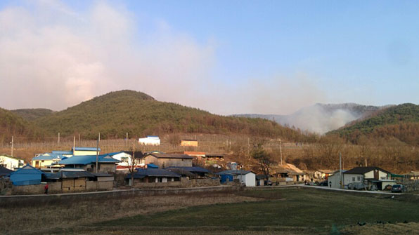 민가를 피해 추락한 공군 전투기. 3월 30일 경북 청송에 공군 F16D 전투기가 추락했다.이 과정에서 불이 나 인근 야산으로 번져 소방당국이 불을 끄고 있다. 