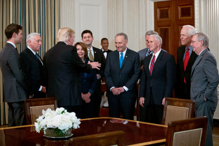 트럼프 대통령이 지난 23일(현지시각) 백악관에서 의회 지도자들을 만나고 있다. (사진=AP) 