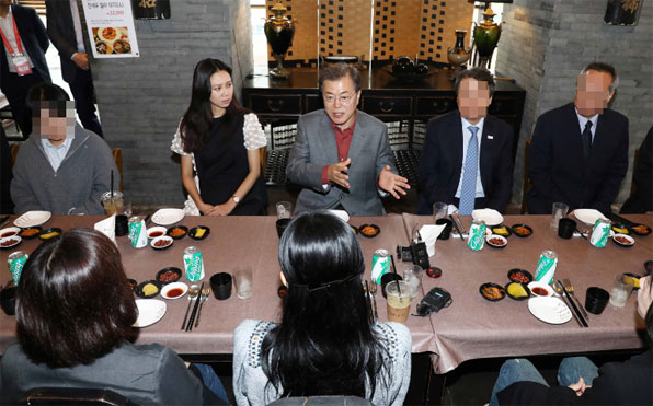 문재인 대통령이 15일 부산국제영화제를 찾아 부산 해운대구의 한 영화관에서 ‘미씽:사라진여자’를 관람 한 후 영화전공 학생들과 오찬을 함께하며 대화를 나누고 있다.