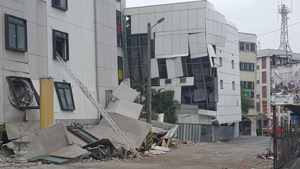 지진 충격으로 타이완 화롄현 시내 마샬호텔이 무너져있다.