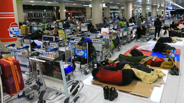 지난 1월 폭설과 강풍으로 제주공항이 45시간 동안 폐쇄되면서 수천명이 공항서 노숙하는 대란이 벌어졌다. (2016.1.25)