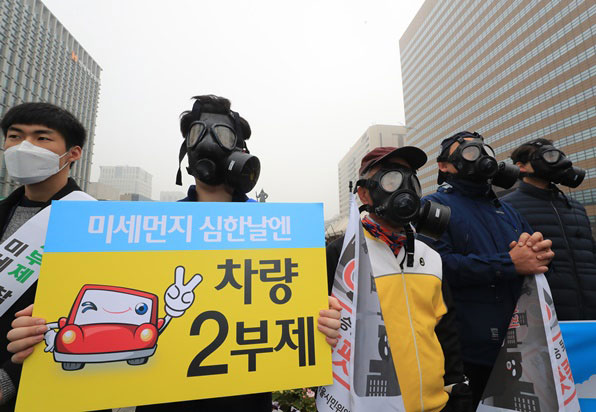 서울 광화문에서 서울시 녹색서울시민위원회, 녹색자전거봉사단연합 회원들이 방독면을 쓰고 대중교통 이용, 차량2부제 등을 홍보하고 있다.