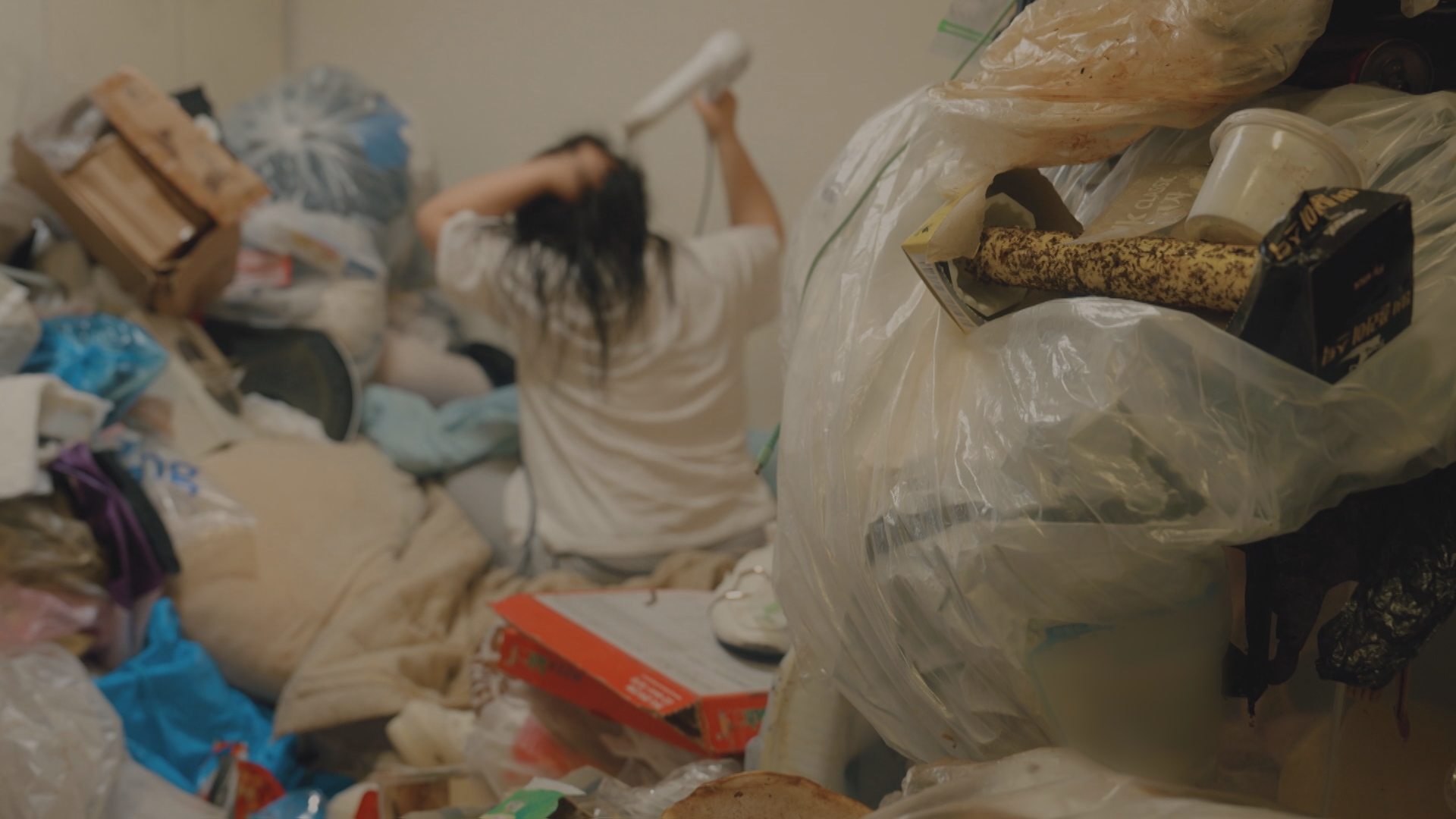 “가장 큰 쓰레기는 나”…3년째 쓰레기 집에 갇혀 산 여자