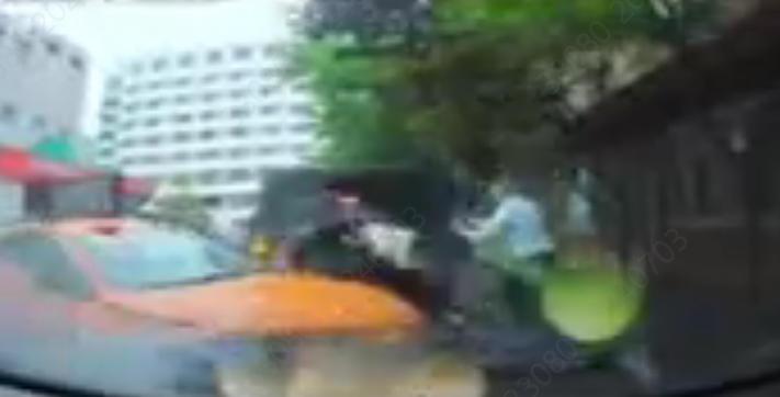 [단독] 주황색 택시가 갑자기 ‘쾅’… 국립중앙의료원 사고 블랙박스 입수