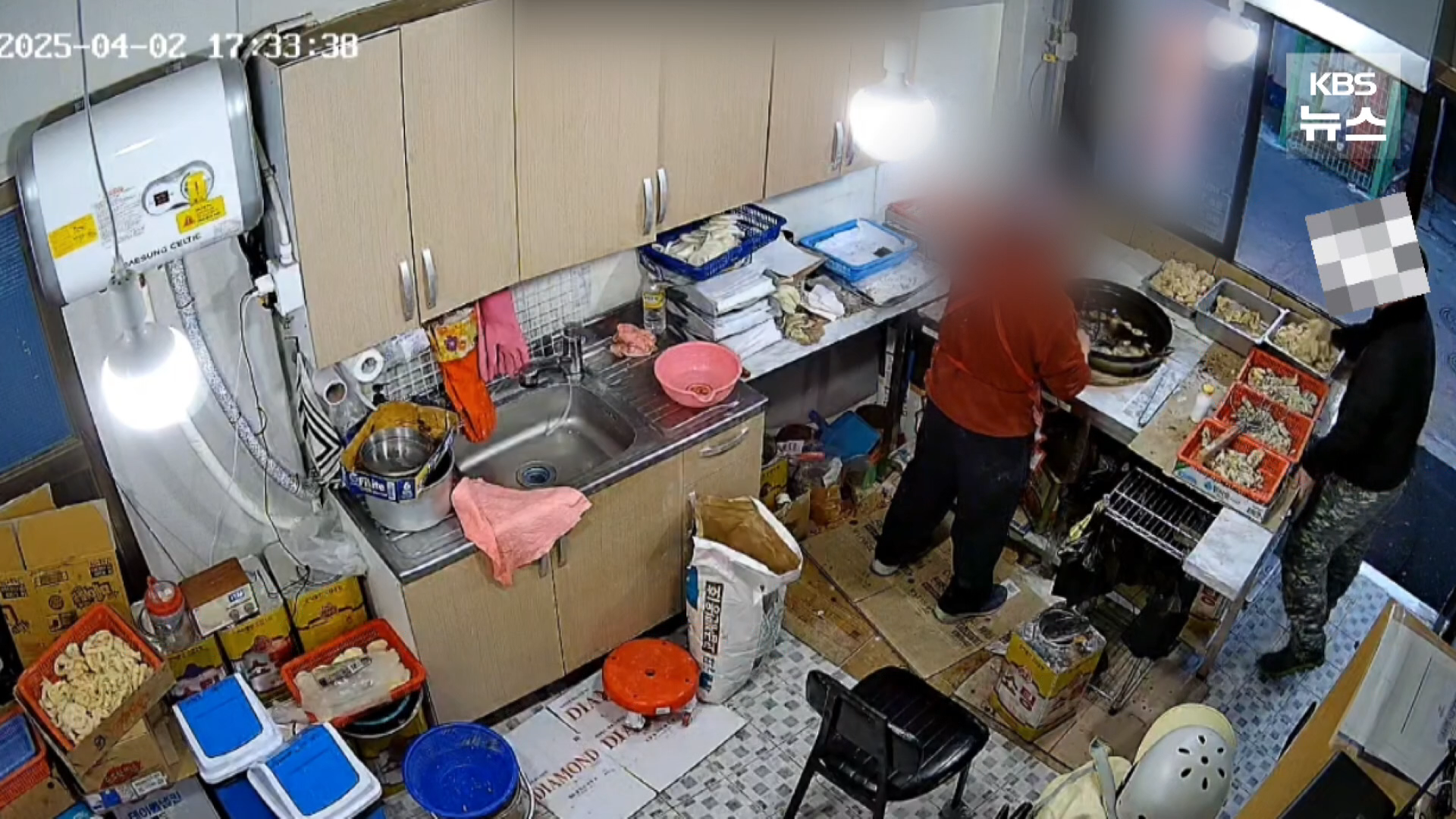 술 취해 튀김 던지고 경찰에 달려든 남성, 결말은?…‘주취 폭력’ 구속