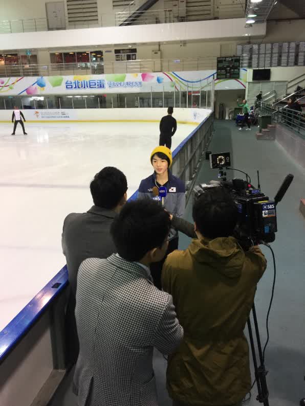 차준환이 지난 14일 대회를 하루 앞두고 취재진과 인터뷰하는 모습.