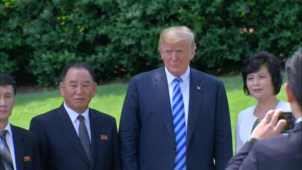 기념사진 찍는 트럼프 대통령과 김영철 부위원장(2018.6.1, 백악관)