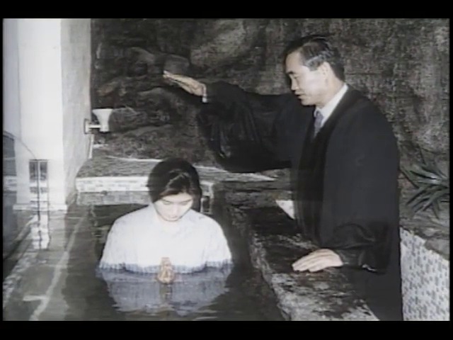 침례의식 받는 김현희