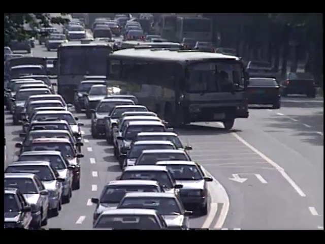 [영상취재] 중앙선 추월하는 교통위반 승용차
