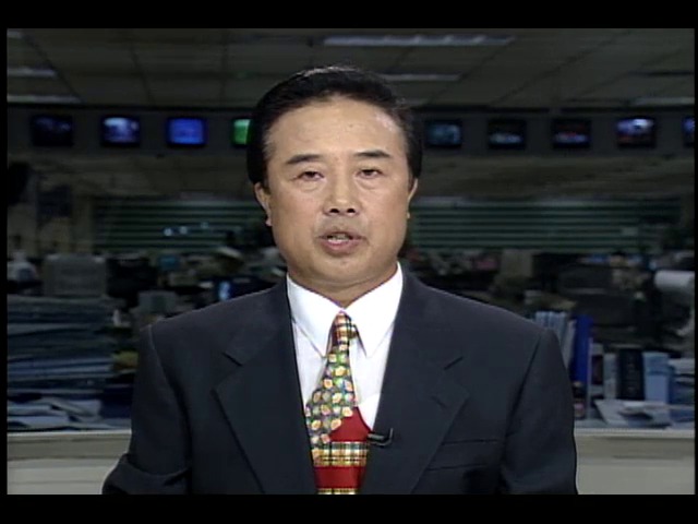 북한 장교들 김정일 배지 착용