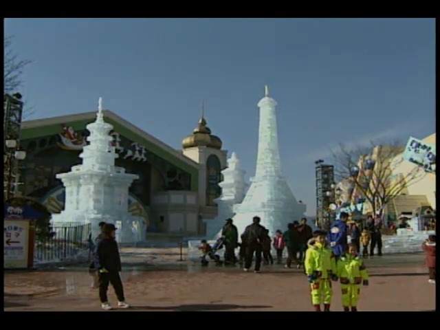 영상취재 얼음조각전; 에펠탑 다보탑 등 각종 탑모양의 얼음조각을 관람하는 관람객들
