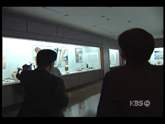 국립중앙박물관 전시실 진열장에 빗물 새 2백여점 유물 이전