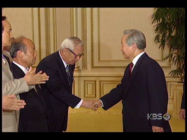 김영삼 대통령, 제16회 스승의날 수상자 160명 청와대 초청, 격려