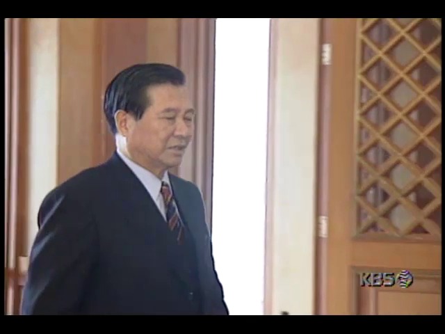 김영삼 대통령.김대중 당선자 청와대 주례회동서 "대기업 고통분담 등 노동자. 사용자. 정부 협력 긴요"
