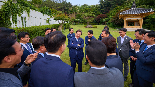 ‘초고속’ 지도부 초청 만찬…대통령 양옆에 앉은 의원은?