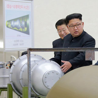北 공개한 ‘화성14형’ 수소탄 모형…김정은 ‘6차 핵실험’ 도발 시사