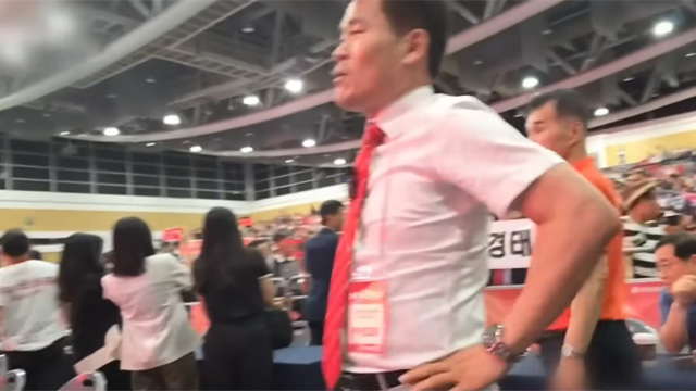 국힘 의원들도 “당 망치는 결정”…전한길은 ‘후기’ <br>풀었다 기사 이미지