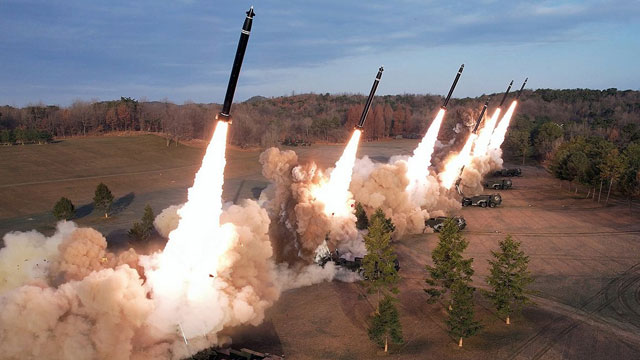 북, 초대형방사포 동원 핵반격가상전술훈련 첫 실시<br>…김정은 “전술핵 운용 다중화”