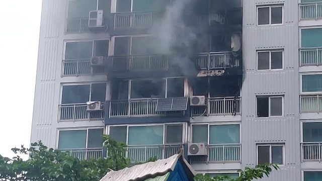 서울 동대문구 아파트서 화재…빗길에 차량 미끄러짐 사고