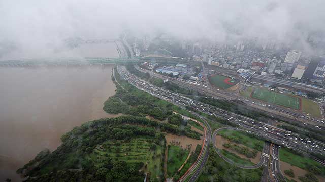 [속보] 서울시 “한강 수위 올라가 올림픽대로 <br>여의상류IC 양방향 통제”