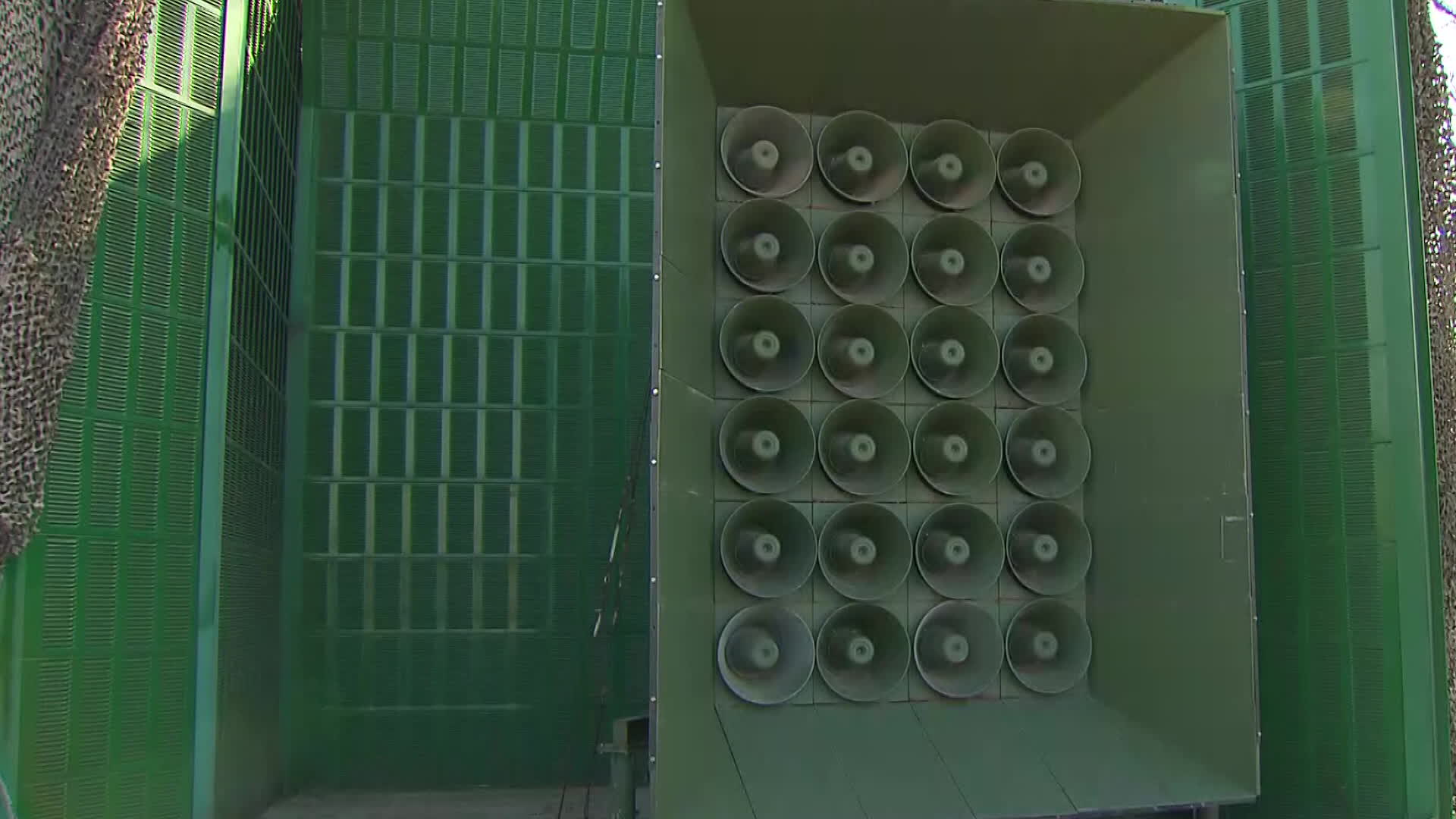 군, 북한 ‘오물풍선’ 도발에 확성기 방송 ‘맞대응’