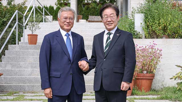 이재명, 문재인 전 대통령 예방… 여야, ‘협의체’ 구성 협상