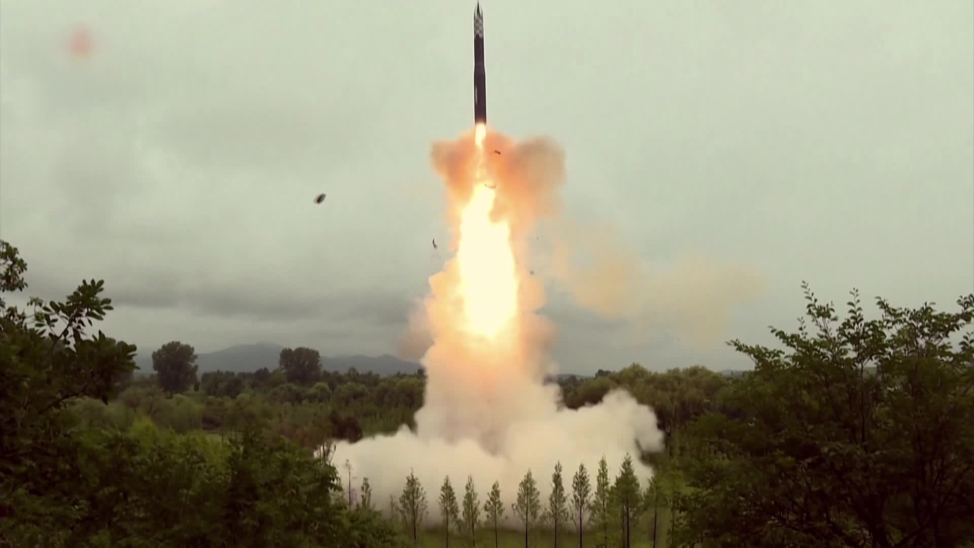 군 “북한, 신형 추정 ICBM 고각 발사…강력 규탄”