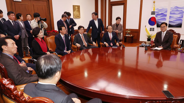 내년도 예산안 본회의 상정 보류…이 시각 국회