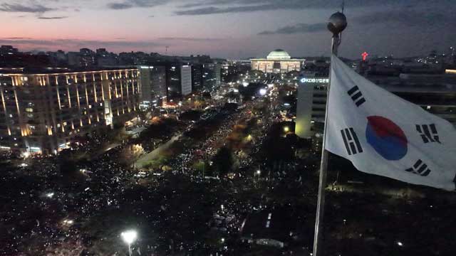 탄핵안 무산에 국회 앞 <br>분노·실망…“포기 안 한다”