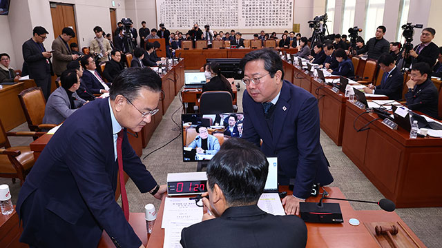 [속보] 단통법 폐지안·TV 수신료 통합징수법 <br>국회 법사위 통과