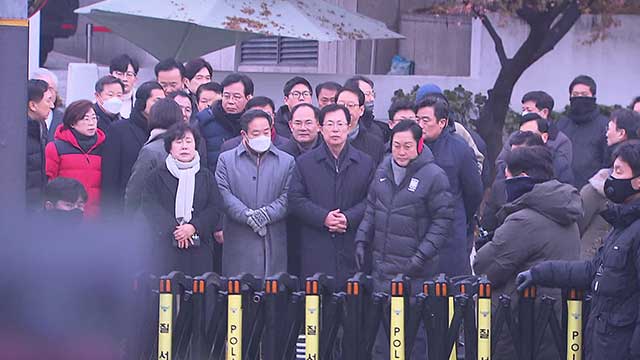 [속보] 관저 앞 국민의힘 의원들, 일부 관저 들어가 윤 대통령과 면담 중