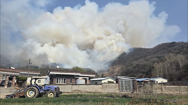 경남 산청 산불 진화율 30%…진화 헬기 33대 투입