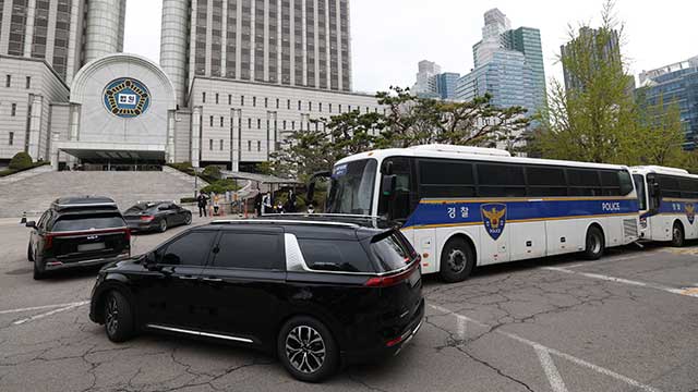 [속보] ‘내란 혐의 2차 공판’ 윤 전 대통령 <br>서울중앙지법 도착…지하 입장