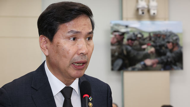 반성문 쓰며 퇴임한 김선호…<br>“군, 정치적 중립 지켜야”