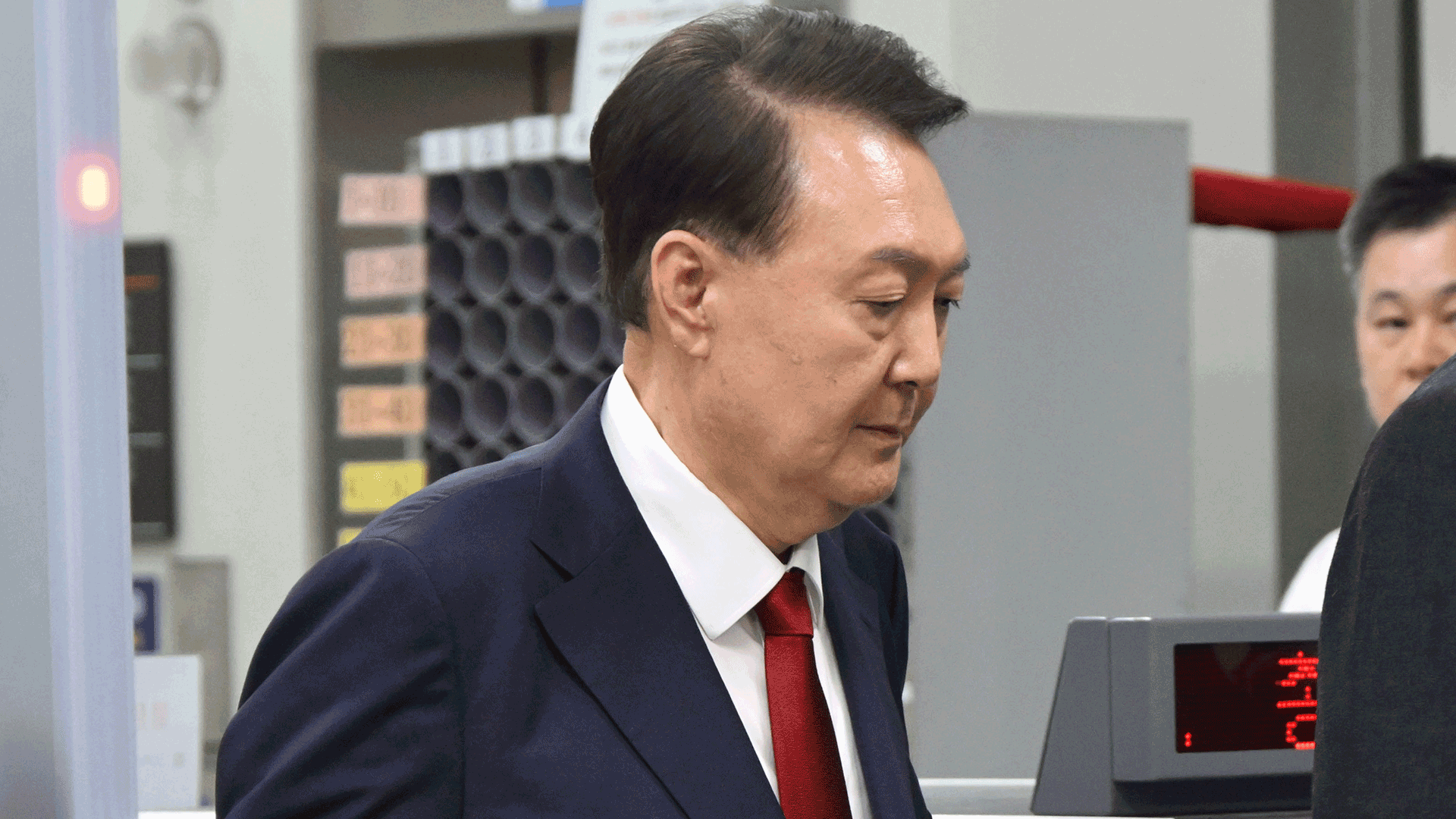 내란특검, 윤 전 대통령 3차 구인 시도…접견 불허<br> 조치